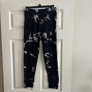 Black and White Tie-Dye Butt Scrunch Leggings Size XL